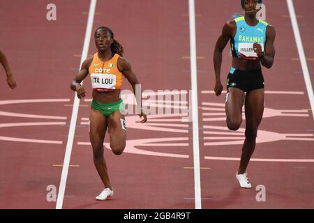 Tokyo, Japon. 02 agosto 2021. Marie-Josee Ta Lou (CIV), Shaunae Miller-Uibo (BAH) gareggiano su una semifinale femminile di 200m durante i Giochi Olimpici di Tokyo 2020, Atletica, il 2 agosto 2021 allo Stadio Olimpico di Tokyo, Giappone - Foto Yoann Cambefort/Marti Media/DPPI Credit: DPPI Media/Alamy Live News Foto Stock