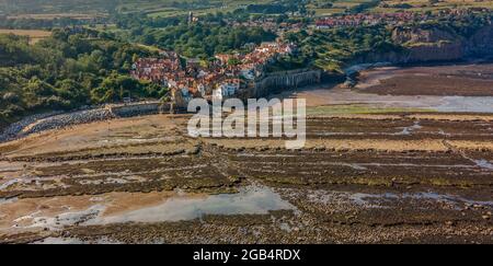 Britain's Hidden Gems, Robin Hoods Bay vicino Whitby North Yorkshire Coast Coastline Seaside Aerial Drone View Foto Stock