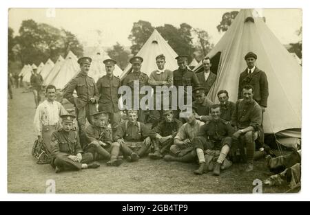 WW1 era cartolina di giovani uomini forse dell'elite Territoriale Westminster Dragoons o 2nd County of London Yeomanry (un reggimento di cavalleria) inviato 6 ottobre 1914, pochi mesi dopo la chiamata per la mobilitazione è venuto - nel loro campo estivo a Goring-on-Thames, South Oxfordshire, Regno Unito Foto Stock