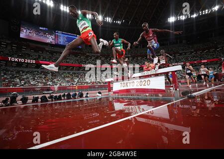 (210802) -- TOKYO, 2 agosto 2021 (Xinhua) -- Lamecha Girma (L) dell'Etiopia compete durante la finale maschile di 3000m steeplechase ai Giochi Olimpici di Tokyo 2020, a Tokyo, Giappone, 2 agosto 2021. (Xinhua/li Ming) Foto Stock