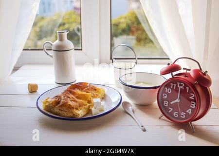 Torta al formaggio al forno con latte. Banitsa di burro bulgaro per colazione Foto Stock