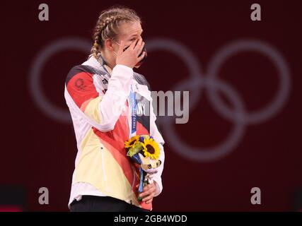 Chiba, Giappone. 02 agosto 2021. Wrestling/Freestyle: Olympia, 76 kg/Freestyle, Donne, cerimonia di premiazione alla Makuhari Messe Hall A. primo posto Aline Rotter-Focken (Germania) reagisce. Credit: Jan Woitas/dpa-Zentralbild/dpa/Alamy Live News Foto Stock