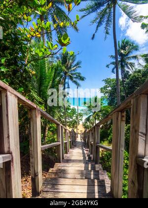 Scale di legno che conducono alla spiaggia. Scale di legno fino alla spiaggia tropicale. Phuket libertà spiaggia Thailandia. Concetto di vacanza di giorno di estate Foto Stock