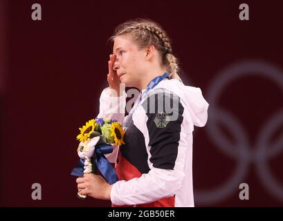 Chiba, Giappone. 02 agosto 2021. Wrestling/Freestyle: Olympia, 76 kg/Freestyle, Donne, cerimonia di premiazione alla Makuhari Messe Hall A. primo posto Aline Rotter-Focken (Germania) reagisce. Credit: Jan Woitas/dpa-Zentralbild/dpa/Alamy Live News Foto Stock