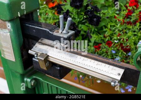 ferrovia a vapore, bilance vecchio stile su piattaforma. Barca di Garten stazione. Decorazione piattaforma.. Speyside Highland Scozia Regno Unito Foto Stock