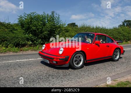 1988, 80s anni ottanta rosso Porsche 911 3164cc coupé in rotta per Capesthorne Hall classica mostra di luglio, Cheshire, Regno Unito Foto Stock