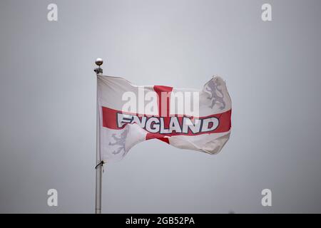 Una vista di una bandiera inglese vicino a Blackburn Rovers' Ewood Park il 29 luglio 2021. Credito: Lewis Mitchell Foto Stock