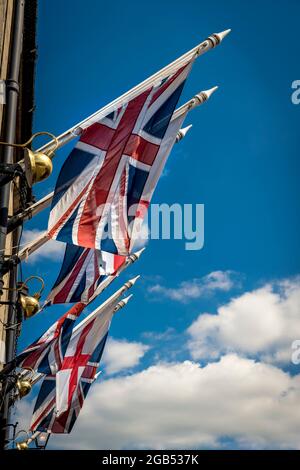 Union Jacks e bandiere inglesi in giorno di sole Foto Stock