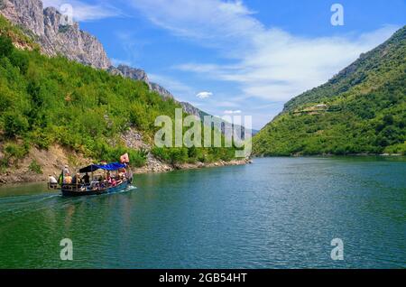 Natura dell'Albania vista panoramica montagne albanesi e lago di Koman dal traghetto Foto Stock