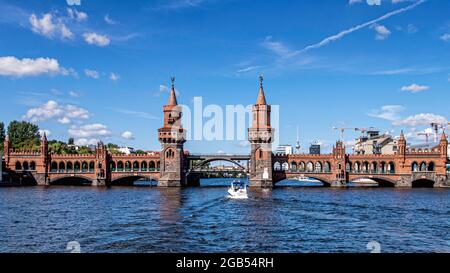 Oberbaumbrücke, ponte Oberbaum sul fiume Sprea, il ponte collega Kreuzberg al Friedrichshain.in Berlino Foto Stock