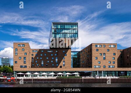 Hotel Nhow progettato dall'architetto Sergei Tchoban, un moderno hotel a sbalzo con studi di registrazione musicale vicino al fiume Spree - Berlino Foto Stock