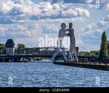 Berlino,Friedrichshain,Fiume Sprea.molecola Man,l'alluminio scultura dell'artista americano Jonathan Borofsky- tre uomini gigante forata con fori Foto Stock