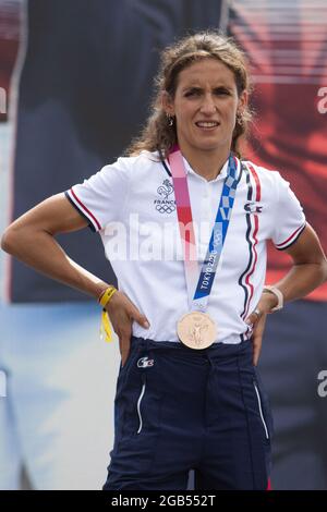 Triathlon relai mixte Medaglie di bronzo Leonie Periault sul palco del villaggio dei fan del Trocadero, di fronte alla Torre Eiffel, a Parigi, al suo ritorno dai Giochi Olimpici di Tokyo 2020, il 2 agosto 2021. Foto di Raphael Lafargue/ABACAPRESS.COM Foto Stock