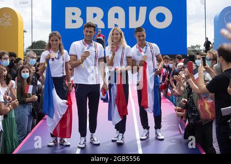 Triathlon relai mixte Medalisti di bronzo Vincent Luis, Dorian Coninx, Cassandre Beaurgrand, Leonie Periault sul palco del villaggio dei fan del Trocadero, di fronte alla Torre Eiffel, a Parigi, al suo ritorno dai Giochi Olimpici di Tokyo 2020, il 2 agosto 2021. Foto di Raphael Lafargue/ABACAPRESS.COM Foto Stock