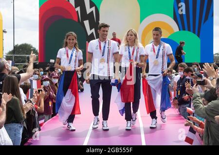 Triathlon relai mixte Medalisti di bronzo Vincent Luis, Dorian Coninx, Cassandre Beaurgrand, Leonie Periault sul palco del villaggio dei fan del Trocadero, di fronte alla Torre Eiffel, a Parigi, al suo ritorno dai Giochi Olimpici di Tokyo 2020, il 2 agosto 2021. Foto di Raphael Lafargue/ABACAPRESS.COM Foto Stock