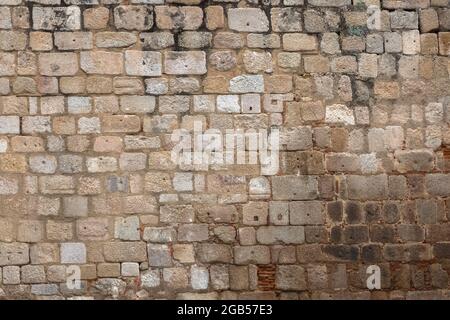 Architettura texture, dettagliate e rustiche di irregolare accoppiato muratura granito mix con ceramica argilla mattoni, tradizionale... Foto Stock