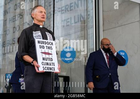 Londra, Regno Unito. 2 agosto 2021. Il reverendo Tim Hewes parte della ribellione estinzione cristiani cucisce le labbra insieme per protestare contro la mancanza di cambiamenti climatici che riportano da News Corp, in una parte d'azione del libero la stampa Extinction Rebellion Focus. News Corp UK è un editore britannico di giornali, e una filiale interamente posseduta del conglomerato americano dei mass media News Corp. È l'editore corrente dei tempi, del Sunday Times e del Sole . Di proprietà del miliardario Rupert Murdoch. Credit: João Daniel Pereira/Alamy Live News Foto Stock