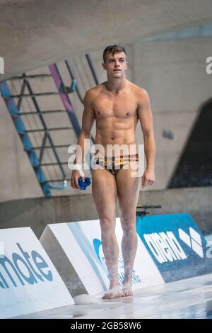 Il sommozzatore tedesco Thimo Barthel attende i resuits dopo la passera di 10 m al Campionato europeo di Immersioni, 2016, Londra, Regno Unito Foto Stock