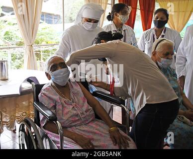 Una donna anziana che indossa un facemask come precauzione contro la diffusione del covid-19 sta inoculando con una dose di Covaxin a 'piccole Sorelle dei poveri' casa di vecchiaia a Mumbai.il governo indiano ha iniziato la campagna di vaccinazione porta a porta per i malati e diversamente abili che non possono uscire a prendere il vaccino. (Foto di Ashish Vaishnav / SOPA Images/Sipa USA) Foto Stock