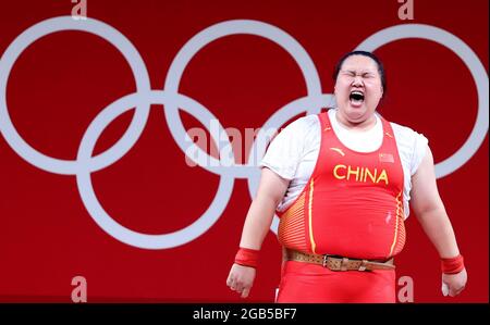 Tokyo. 2 agosto 2021. Li Wenwen della Cina reagisce durante la finale di 87kg delle donne di sollevamento pesi ai Giochi Olimpici di Tokyo 2020 a Tokyo, Giappone, il 2 agosto 2021. Credit: Yang Lei/Xinhua/Alamy Live News Foto Stock