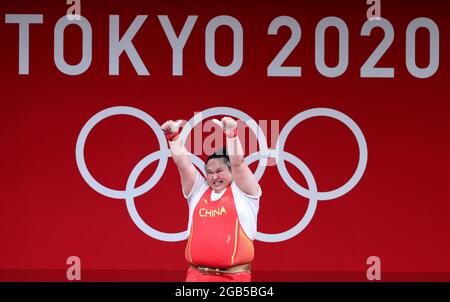 Tokyo. 2 agosto 2021. Li Wenwen della Cina reagisce durante la finale di 87kg delle donne di sollevamento pesi ai Giochi Olimpici di Tokyo 2020 a Tokyo, Giappone, il 2 agosto 2021. Credit: Yang Lei/Xinhua/Alamy Live News Foto Stock