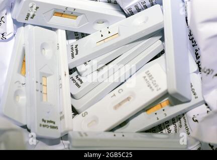 Raccolta dei risultati positivi e negativi del test SARS-COV-2 Rapid Antigen AG effettuato mediante tampone nasale, test positivo e negativo del virus corona Covid-19 Foto Stock