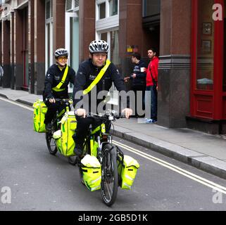 Biciclette di risposta paramedica St John Ambulance. © Foto di Richard Walker Foto Stock