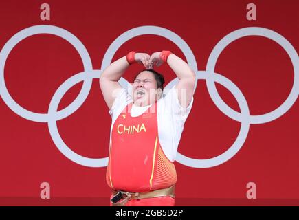 Tokyo. 2 agosto 2021. Li Wenwen della Cina reagisce durante la finale di 87kg delle donne di sollevamento pesi ai Giochi Olimpici di Tokyo 2020 a Tokyo, Giappone, il 2 agosto 2021. Credit: Yang Lei/Xinhua/Alamy Live News Foto Stock