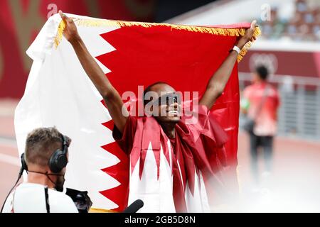 1 agosto 2021, Tokyo, Kanto, Giappone: Mutaz sia Barshim (QAT) reagisce dopo aver vinto l'oro nel salto alto degli uomini durante i Giochi Olimpici estivi di Tokyo 2020 allo Stadio Olimpico. (Credit Image: © David McIntyre/ZUMA Press Wire) Foto Stock