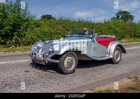 1954, 50s Silver MG TF MGTF 1250cc benzina roadster in rotta per Capesthorne Hall Classic luglio mostra auto, Cheshire, Regno Unito Foto Stock