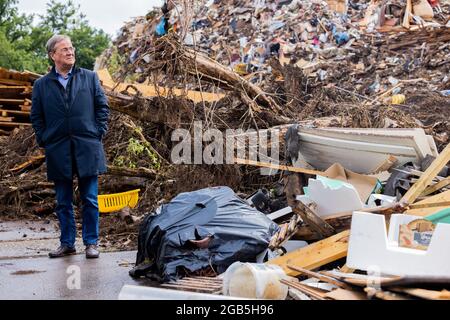 Swisttal, Germania. 02 agosto 2021. Armin Laschet, Ministro Presidente della Renania Settentrionale-Vestfalia, Presidente federale e candidato alla Cancelliera della CDU, visita i cumuli di rifiuti del disastro della tempesta presso il monumento commemorativo di Vogelsang come parte di un viaggio nelle aree allagate. Credit: Rolf Vennenbernd/dpa/Alamy Live News Foto Stock