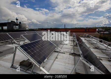 Collettore solare sul tetto di un edificio di appartamenti. Foto Stock