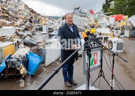 Swisttal, Germania. 02 agosto 2021. Armin Laschet, Ministro Presidente della Renania Settentrionale-Vestfalia, Presidente federale e candidato alla Cancelliera della CDU, visita i cumuli di rifiuti del disastro della tempesta presso il monumento commemorativo di Vogelsang come parte di un viaggio nelle aree allagate. Credit: Rolf Vennenbernd/dpa/Alamy Live News Foto Stock