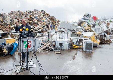 Swisttal, Germania. 02 agosto 2021. Armin Laschet, Ministro Presidente della Renania Settentrionale-Vestfalia, Presidente federale e candidato alla Cancelliera della CDU, visita i cumuli di rifiuti del disastro della tempesta presso il monumento commemorativo di Vogelsang come parte di un viaggio nelle aree allagate. Credit: Rolf Vennenbernd/dpa/Alamy Live News Foto Stock