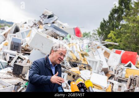 Swisttal, Germania. 02 agosto 2021. Armin Laschet, Ministro Presidente della Renania Settentrionale-Vestfalia, Presidente federale e candidato alla Cancelliera della CDU, visita i cumuli di rifiuti del disastro della tempesta presso il monumento commemorativo di Vogelsang come parte di un viaggio nelle aree allagate. Credit: Rolf Vennenbernd/dpa/Alamy Live News Foto Stock