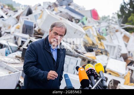 Swisttal, Germania. 02 agosto 2021. Armin Laschet, Ministro Presidente della Renania Settentrionale-Vestfalia, Presidente federale e candidato alla Cancelliera della CDU, visita i cumuli di rifiuti del disastro della tempesta presso il monumento commemorativo di Vogelsang come parte di un viaggio nelle aree allagate. Credit: Rolf Vennenbernd/dpa/Alamy Live News Foto Stock