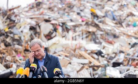 Swisttal, Germania. 02 agosto 2021. Armin Laschet, Ministro Presidente della Renania Settentrionale-Vestfalia, Presidente federale e candidato alla Cancelliera della CDU, visita i cumuli di rifiuti del disastro della tempesta presso il monumento commemorativo di Vogelsang come parte di un viaggio nelle aree allagate. Credit: Rolf Vennenbernd/dpa/Alamy Live News Foto Stock