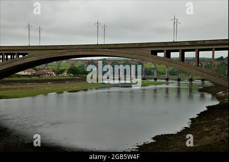 Una vista dei ponti che attraversano il fiume Tweed nella città di Northumberland di Berwick upon Tweed Foto Stock