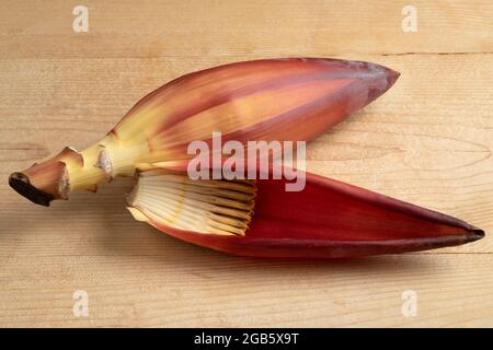 Fiori freschi e foglie di banana tropicale cruda da primo piano Foto Stock
