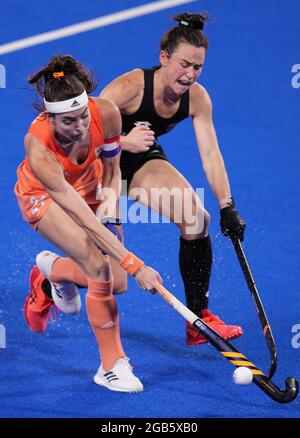 Tokyo, Giappone. 2 agosto 2021. EVA Roma Maria de Goede (L) dei Paesi Bassi compete durante la finale femminile di hockey tra Paesi Bassi e Nuova Zelanda ai Giochi Olimpici di Tokyo 2020 a Tokyo, Giappone, il 2 agosto 2021. Credit: Yang Shiyao/Xinhua/Alamy Live News Foto Stock