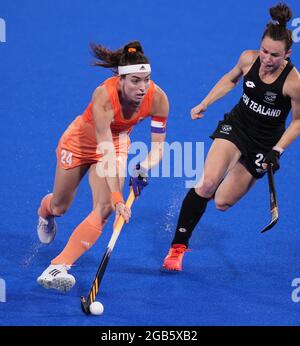 Tokyo, Giappone. 2 agosto 2021. EVA Roma Maria de Goede (L) dei Paesi Bassi compete durante la finale femminile di hockey tra Paesi Bassi e Nuova Zelanda ai Giochi Olimpici di Tokyo 2020 a Tokyo, Giappone, il 2 agosto 2021. Credit: Yang Shiyao/Xinhua/Alamy Live News Foto Stock