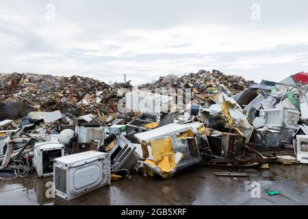 Schleiden, Germania. 02 agosto 2021. Vista di mucchi di rifiuti dal disastro tempesta al sito commemorativo di Vogelsang. Credit: Rolf Vennenbernd/dpa/Alamy Live News Foto Stock