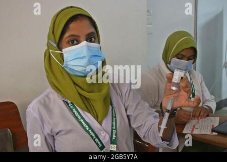 Un operatore sanitario prepara una dose del vaccino Moderna da applicare ai cittadini per ridurre il rischio di infezione contro il Covid-19 (CORONAVIRUS) presso l'ospedale il 1 agosto 2021 a Dhaka, Bangladesh. Foto di Habibur Rahman/Eyepix/ABACAPRESS.COM Foto Stock