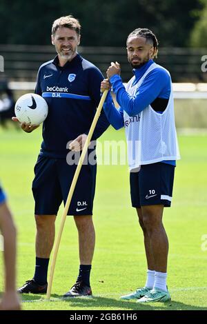 L'assistente di Genk Dennis Haar e il Genk's Theo Bongonda hanno ritratto durante una sessione di allenamento della squadra di calcio belga KRC Genk, lunedì 02 agosto 2021 Foto Stock