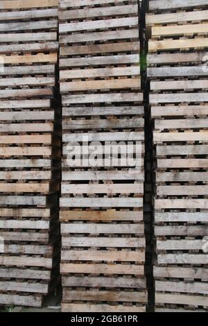 Pila o pila di pallet in legno pronti per la spedizione. Foto Stock