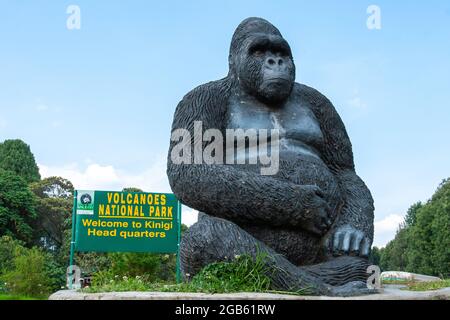 Parco Nazionale dei Vulcani, Ruanda - agosto 2008 : cartello d'ingresso al Parco Nazionale dei Vulcani sede Kinigi con la statua del gorillo di montagna in Ruanda. Foto Stock