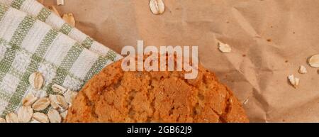 biscotti di avena e fiocchi d'avena sparsi su fondo panaramnom carta sminuzzata Foto Stock