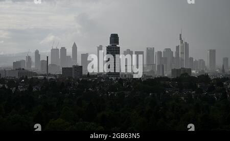 02 agosto 2021, Hessen, Francoforte sul meno: Il fronte della pioggia passa sopra l'area della città di Francoforte con i suoi impressionanti grattacieli nel pomeriggio. Foto: Arne Dedert/dpa Foto Stock