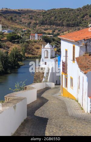 Vista di Mertola la città e il fiume Guadiana su conoscenze acquisite e brevetti derivati in Alentejo, Portogallo Foto Stock