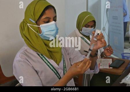 Dhaka, Bangladesh. 01 agosto 2021. DHAKA, BANGLADESH - 1 AGOSTO: Un operatore sanitario prepara una dose del vaccino Moderna da applicare ai cittadini per ridurre il rischio di infezione contro il Covid-19 (CORONAVIRUS) presso l'ospedale il 1 agosto 2021 a Dhaka, Bangladesh. (Foto di Eyepix/Sipa USA) Credit: Sipa USA/Alamy Live News Foto Stock